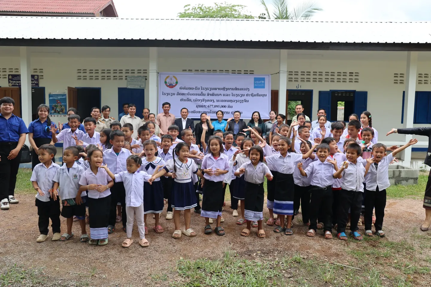 Group photo of children, teachers, and staffs. 