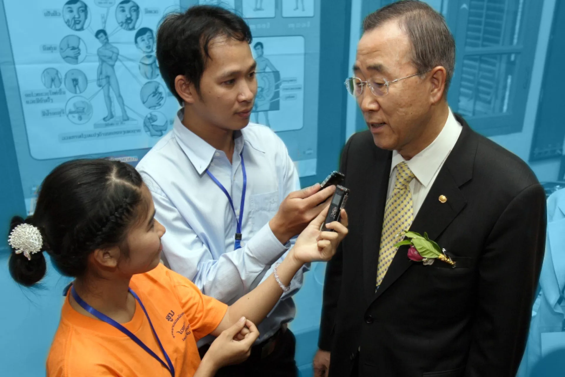 Youth reporters are interviewing Ban Gi Moon, Executive Director, United Nation