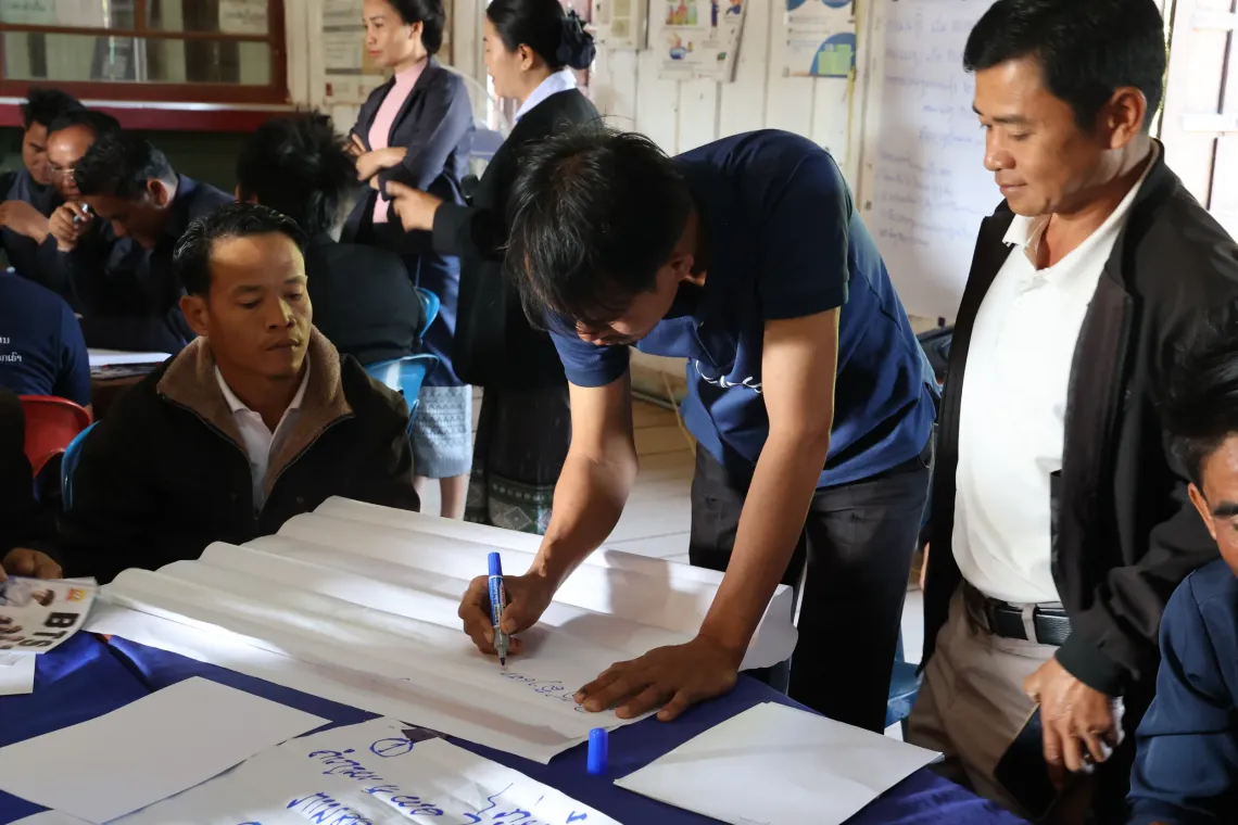 Teachers are exchanging their experiences and learning from each other at the exchange workshop 