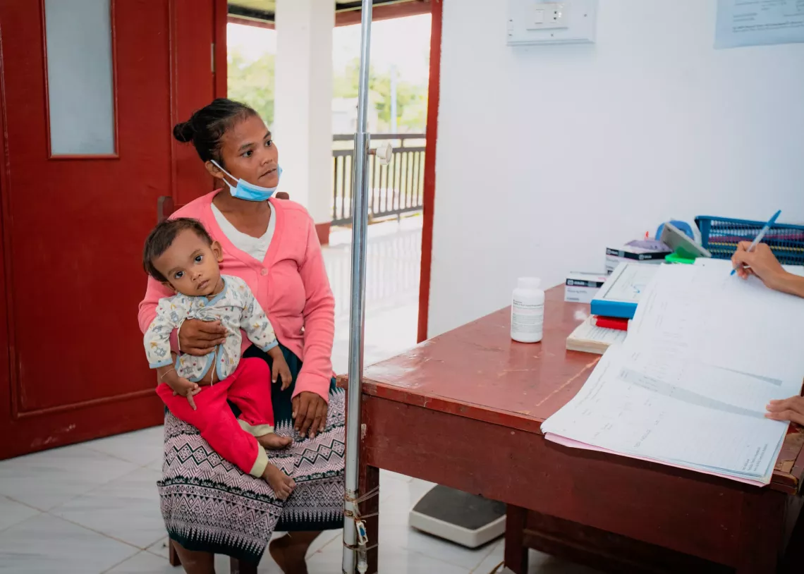 Souksamay and her daughter go to the hospital