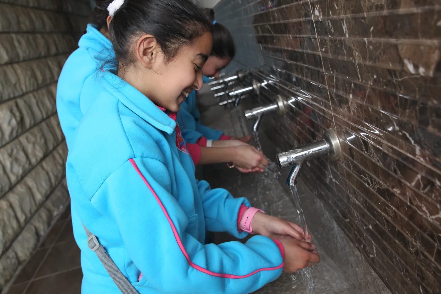Children washing their hands 