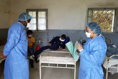 Equipes en visite de patient a l'hopital Itaosy durant l'epidemie de peste
