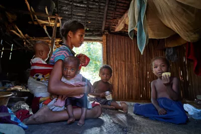 Soa et ses enfants en train de manger des fruits &agrave; pain dans leur maison pendant le d&eacute;jeuner. 