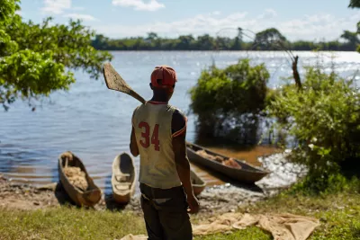 Clovis, le mari de Soa, devant des barques apres avoir p&eacute;ch&eacute; quelques poissons. 