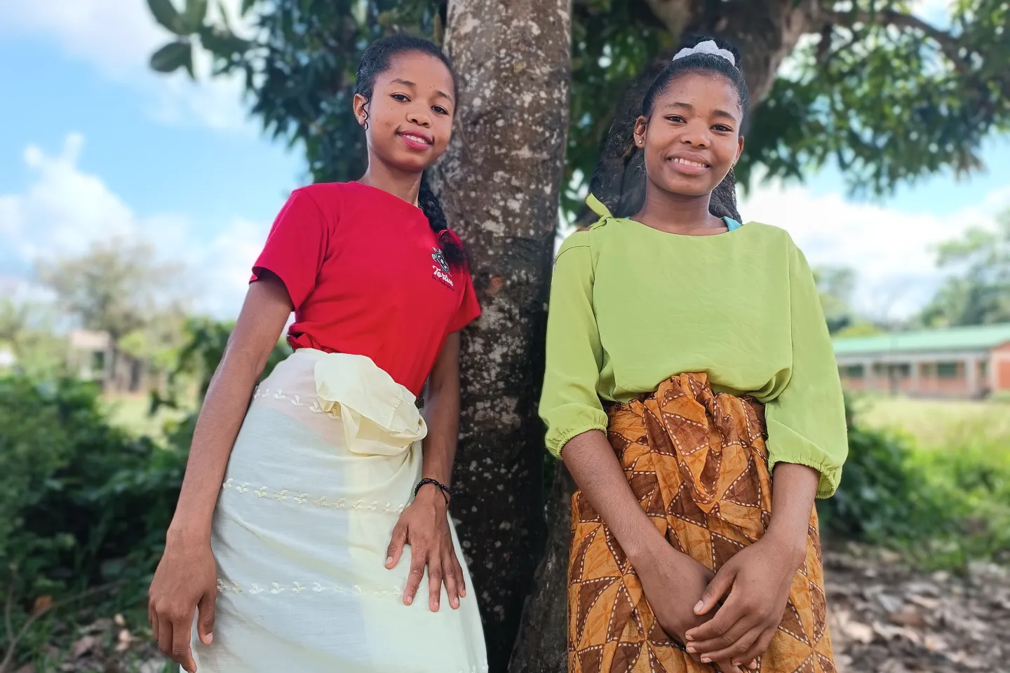 Portrait photo de Sarah (&agrave; gauche) et Stella (&agrave; droite) dans le village d&rsquo;Andranovolo au sud-est de Madagascar.