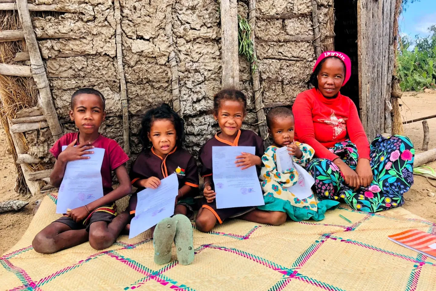 Emagnasoa et ses trois petites s&oelig;urs disposent dor&eacute;navant des actes de naissance. En m&ecirc;me temps, ils sont tous b&eacute;n&eacute;ficiaires du progamme Zara Mira.