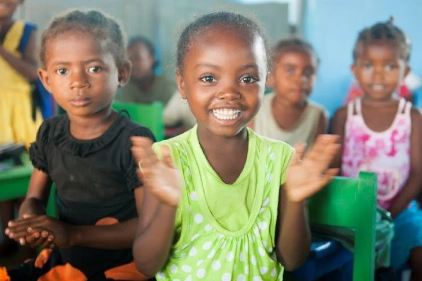 Petite fille applaudit en souriant
