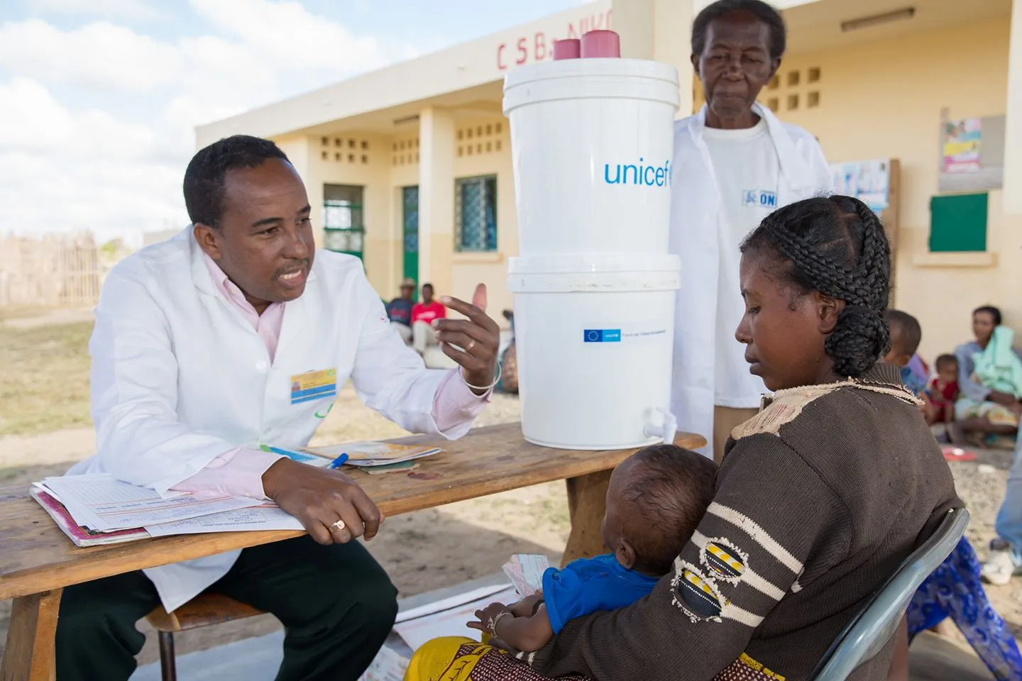 Mandigneto, 10 mois, et sa mere sont en consultation au centre nutritionnelle