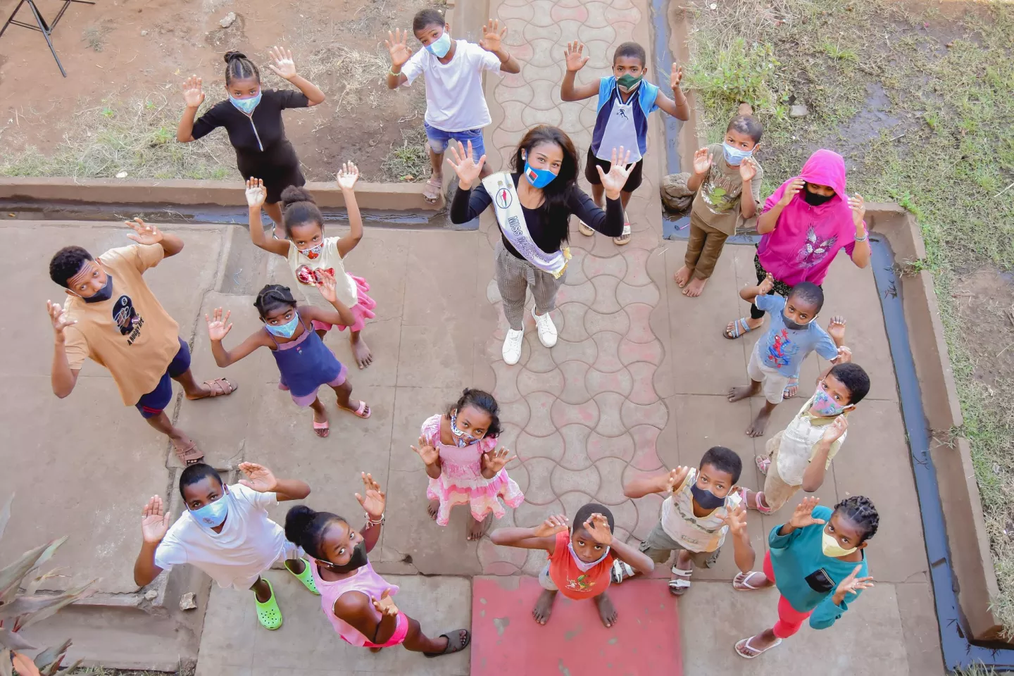 Miss Madagascar avec les enfants