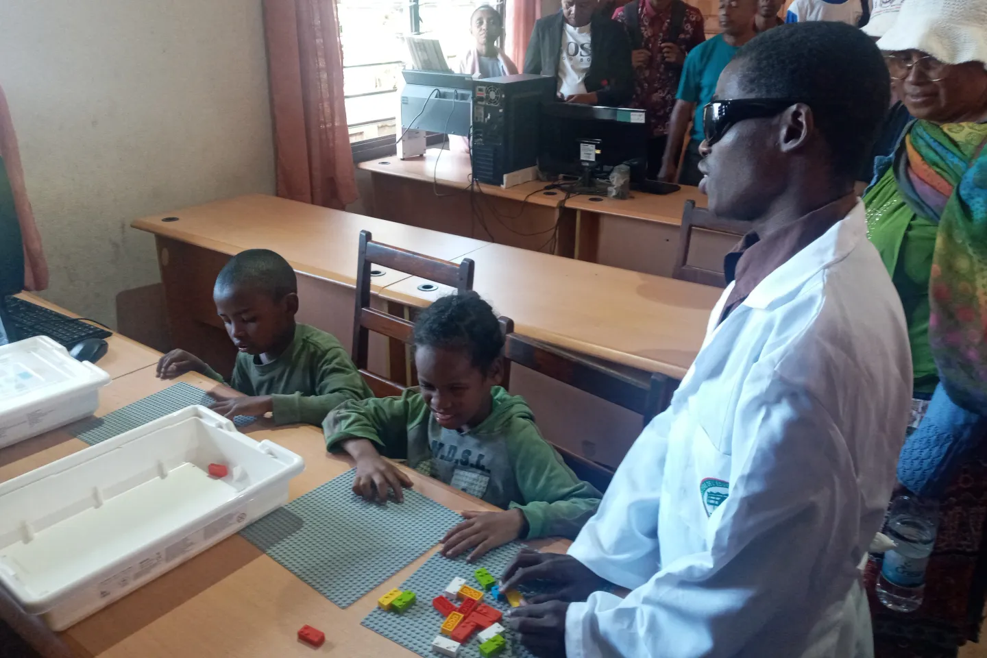Monsieur Paulin avec ses &eacute;l&egrave;ves en utilisant le LEGO Braille Bricks