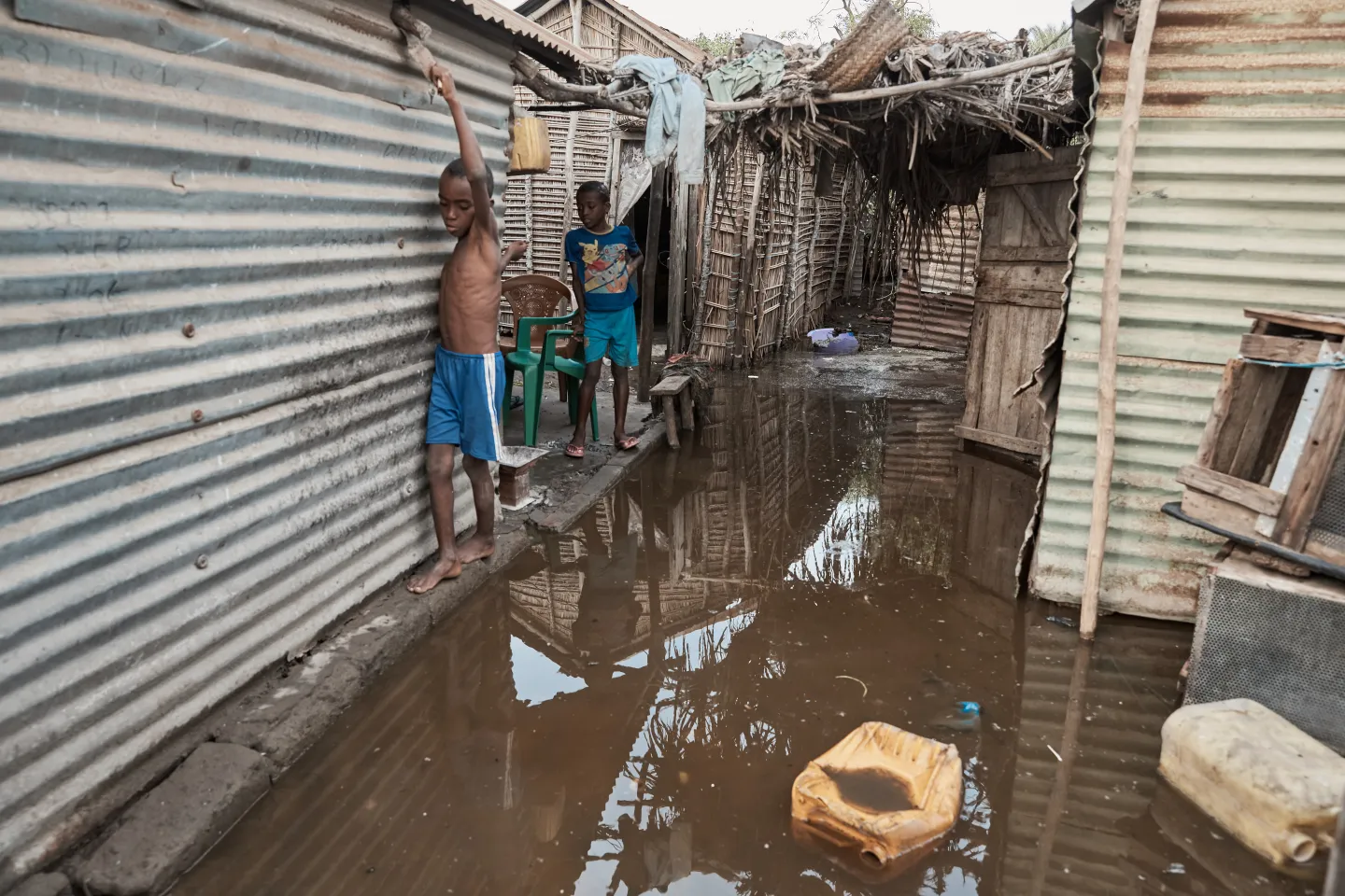 Deux enfants &eacute;vitant de marcher dans l&rsquo;eau dans le quartier d&rsquo;Ambohitsabo, dans le sud-ouest de Madagascar apr&egrave;s le passage du cyclone Freddy. 