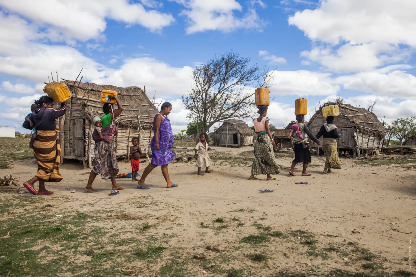 Des femmes allant chercher de l'eau 