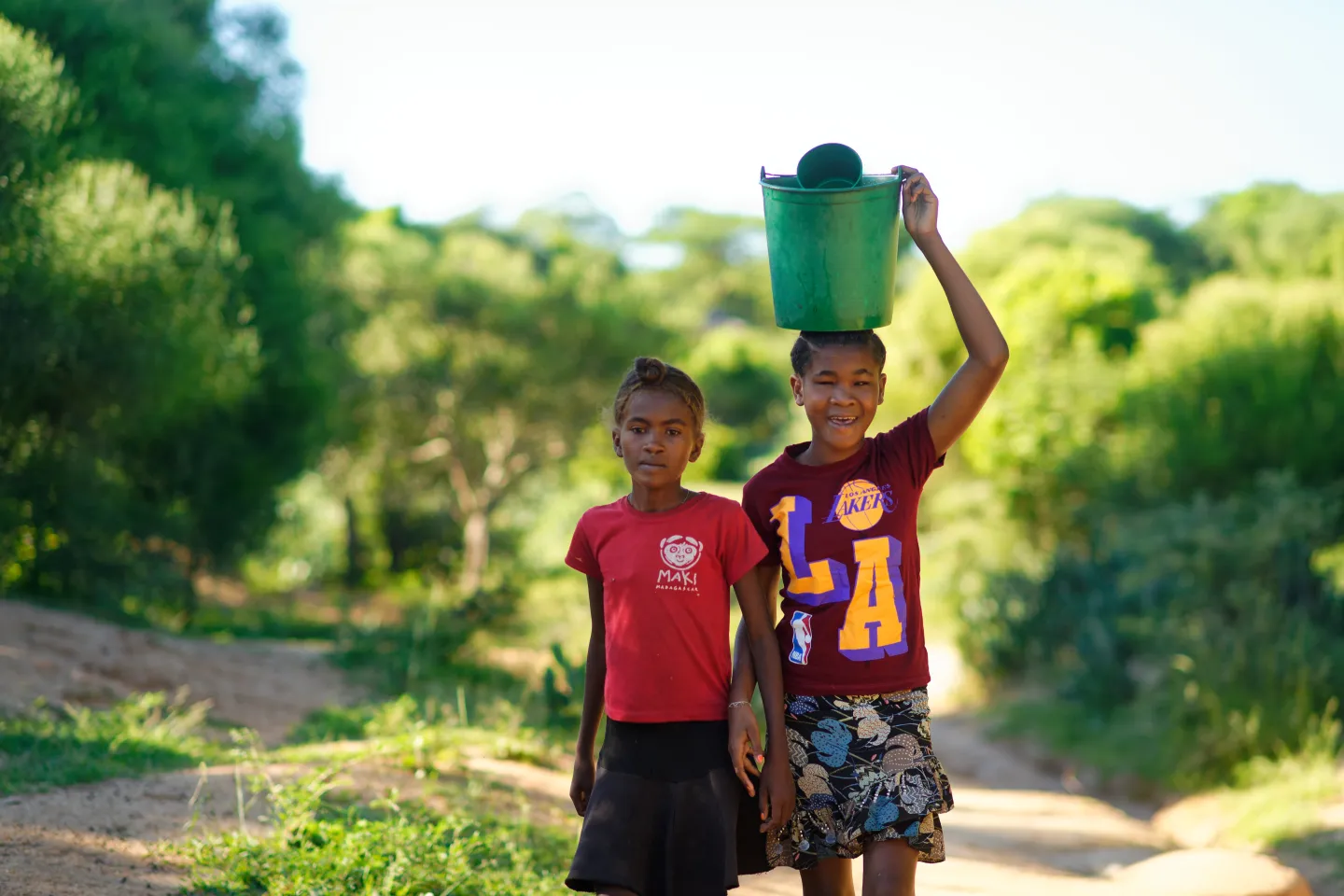Fanyah et Tsimanotry sur le chemin du retour vers leur maison dans le village d&rsquo;Anarabe, au sud de Madagascar. 