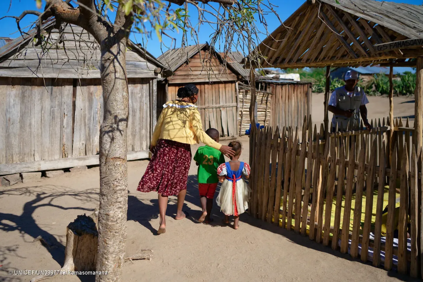 Nasolo Miza, 32 ans, maman de Rodrigue, 4 ans, et Tsodranoe, 2 ans, am&egrave;ne r&eacute;guli&egrave;rement ses enfants &agrave; l'Espace Mandady, am&eacute;nag&eacute; &agrave; quelques pas de chez elle. 