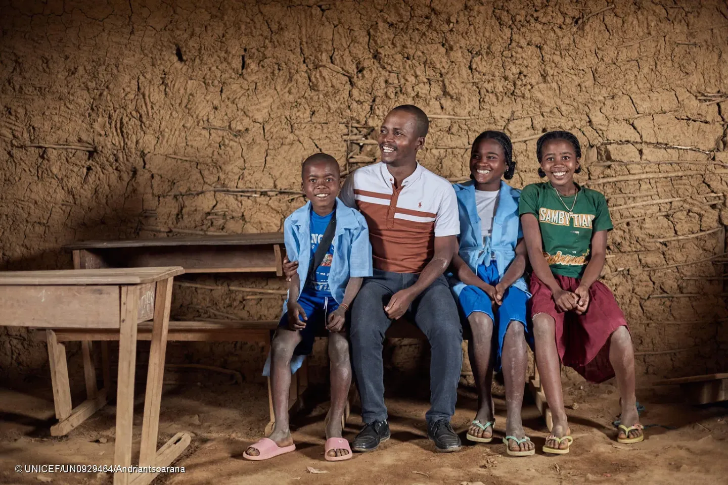 Coll&egrave;ge de Manambidala, district de Vondrozo, sud-est de Madagascar : Portrait de Jeremia Rasamimanana Benjamin, directeur de l&rsquo;&eacute;tablissement, aux c&ocirc;t&eacute;s d&rsquo;Iaridana (11 ans - &agrave; gauche), de Medecin (14 ans) et de Lucia, (13 ans - &agrave; droite). 