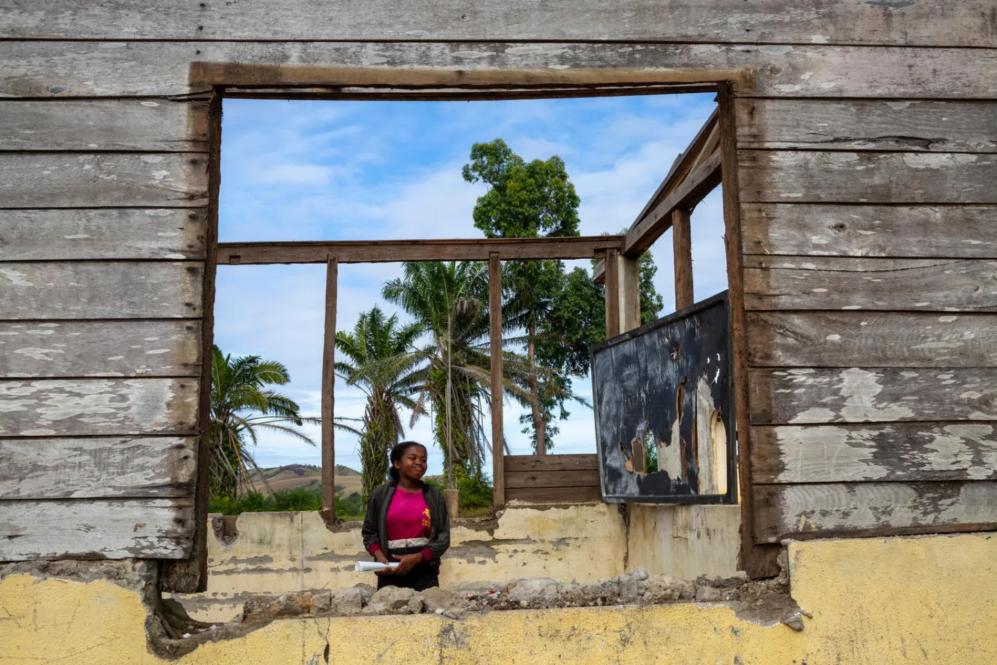 Nomena Nirina, 16 ans, se tient debout dans sa salle de classe d&eacute;truite &agrave; l'&eacute;cole secondaire d'Antsenavolo, dans le sud-est de Madagascar. L'UNICEF a reconstruit le toit de l'&eacute;cole apr&egrave;s qu'elle a &eacute;t&eacute; endommag&eacute;e par deux cyclones en 2022, mais en 2023, le cyclone Freddy a &agrave; nouveau caus&eacute; d'importants d&eacute;g&acirc;ts. Les cyclones et les temp&ecirc;tes tropicales sont devenus un ph&eacute;nom&egrave;ne de plus en plus pr&eacute;occupant dans la r&eacute;gion. 