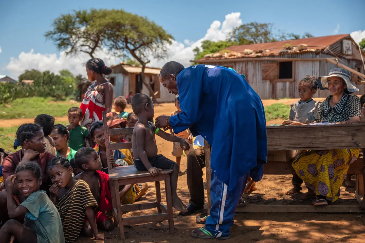 Maropia Ambohimazava, r&eacute;gion Androy &ndash; Maharaka, agent communautaire, mesure le p&eacute;rim&egrave;tre brachial d&rsquo;un enfant afin de d&eacute;pister la malnutrition.