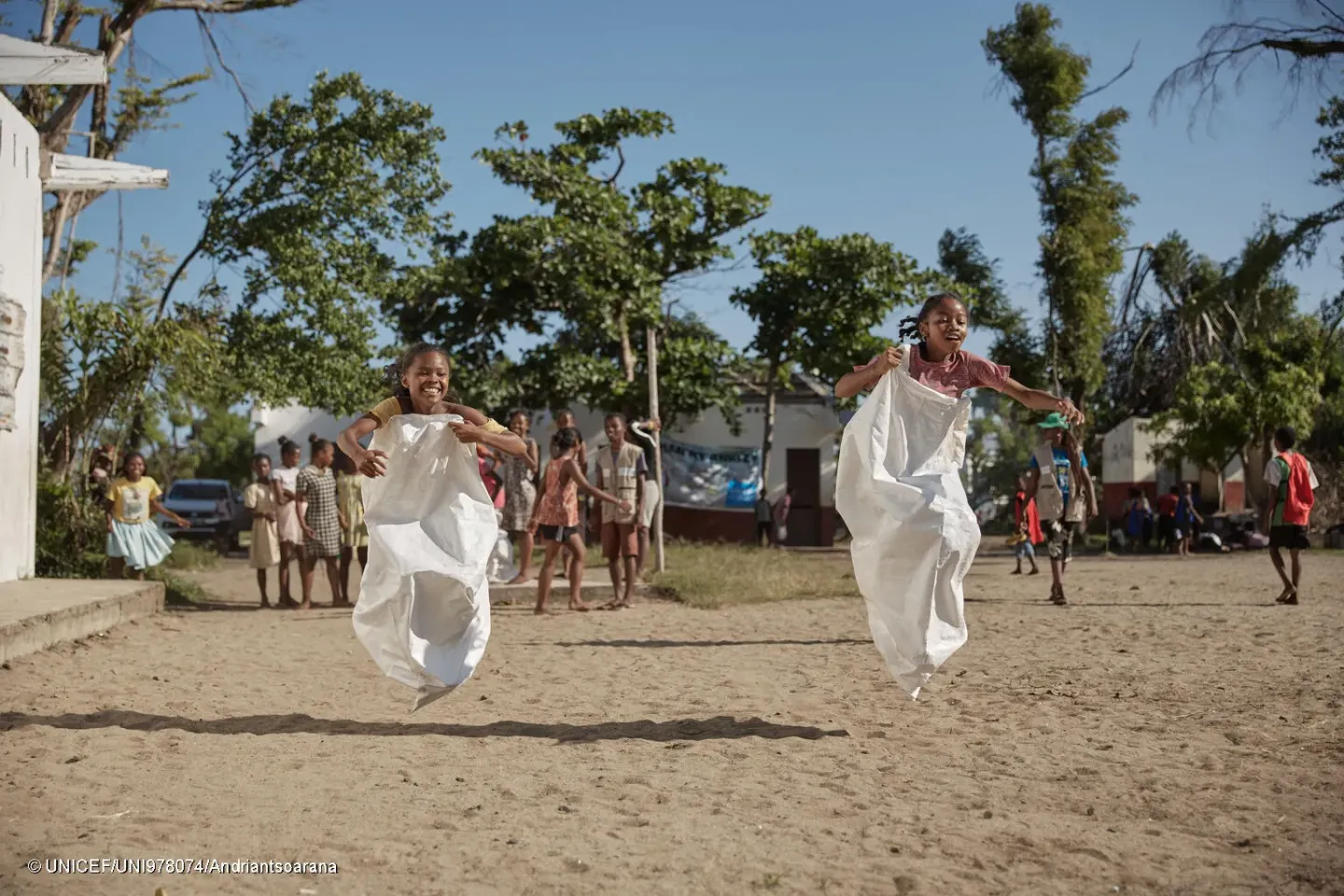 &Eacute;cole primaire d&rsquo;Analamboanio, Toamasina &ndash; deux filles participent &agrave; une course en sac dans l&rsquo;espace ami des enfants, &eacute;galement appel&eacute; Sahan&rsquo;ny Ankizy.