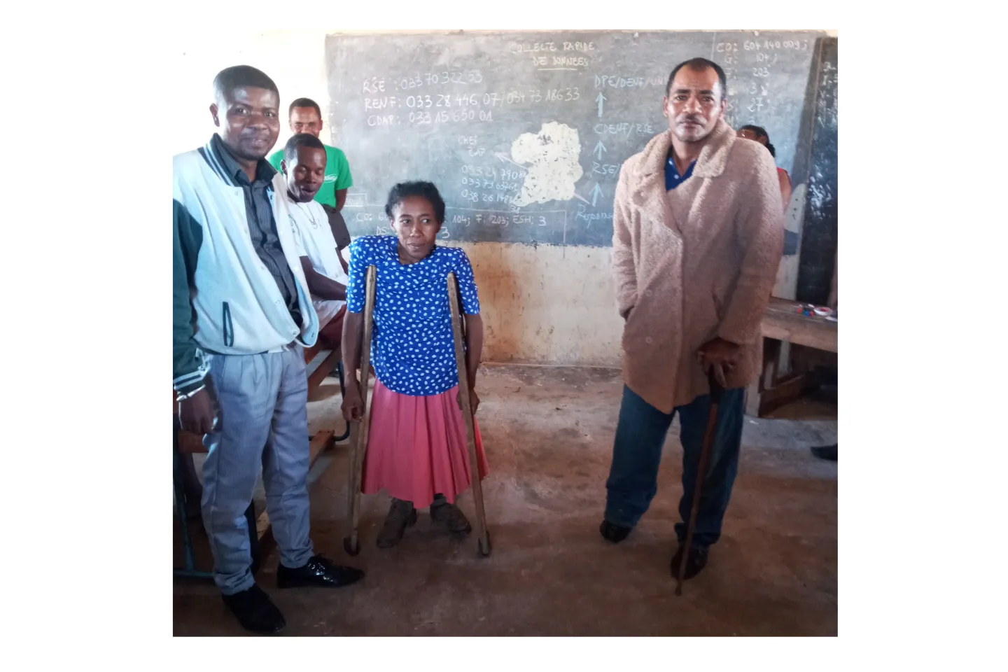 MANOHISOA Hariniana Esmine (&agrave; gauche), enseignante &agrave; l&rsquo;&eacute;cole primaire publique d&rsquo;Ankilimaroaloka et FENOANDRO Joela Baona (&agrave; droite), Directeur de l&rsquo;&eacute;cole primaire publique d&rsquo;Erakoka, Circonscription Scolaire (CISCO) d&rsquo;Ambovombe et R&eacute;gion Androy