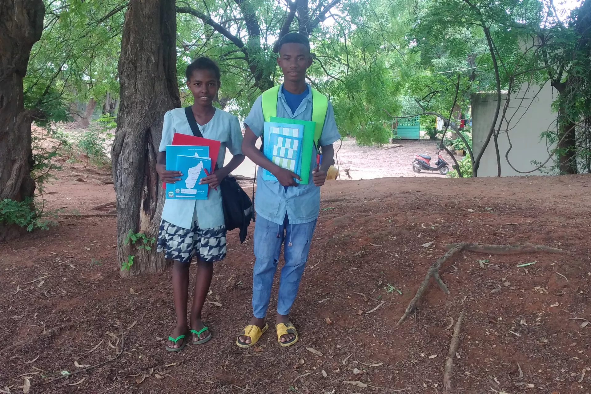 Sandra et Félicien, deux élèves ayant reçu les matériels Back to School