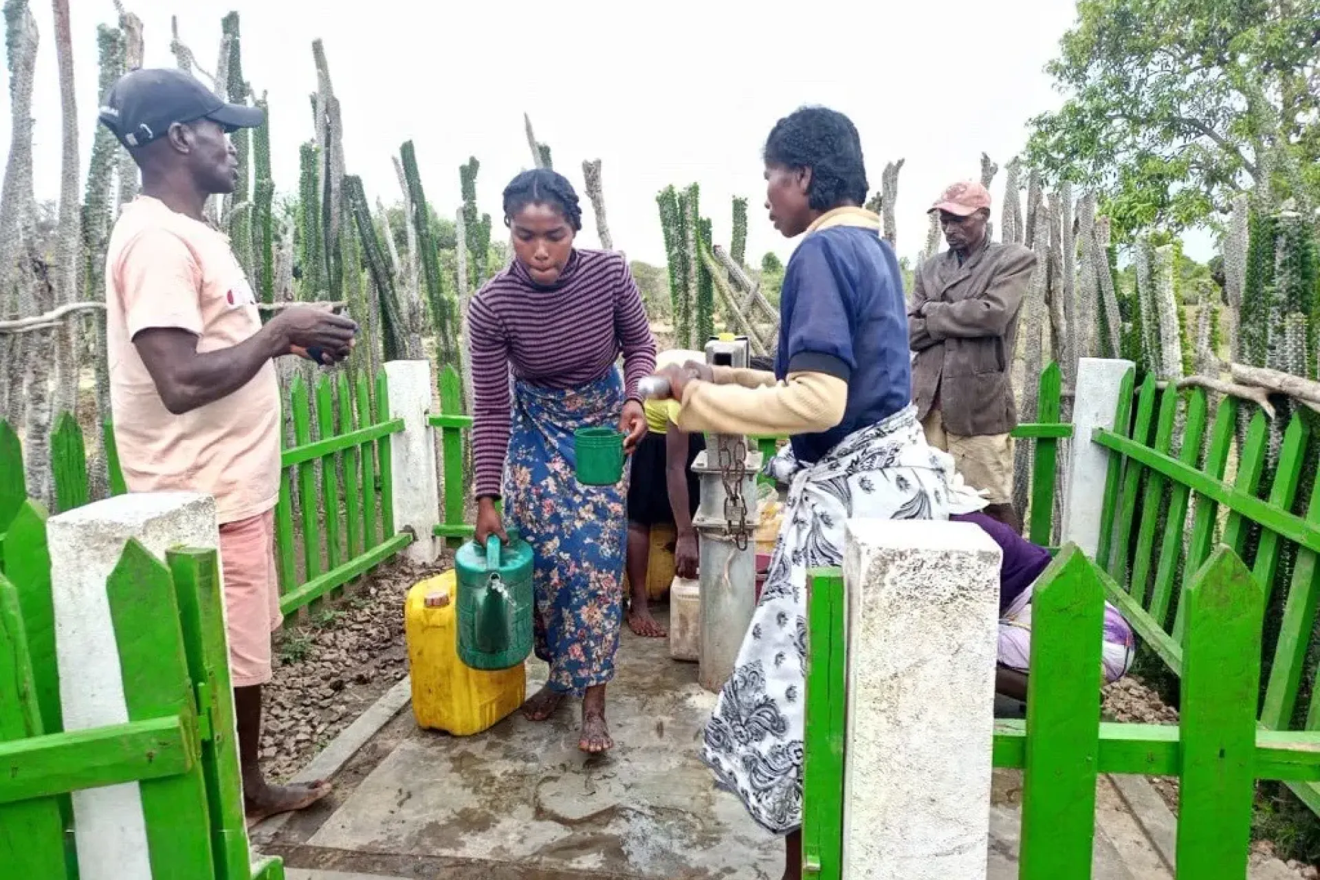 Emmanuel en pleine s&eacute;ance de sensibilisation sur les bonnes pratiques d&rsquo;hygi&egrave;ne et d&rsquo;usage du point d&rsquo;eau.