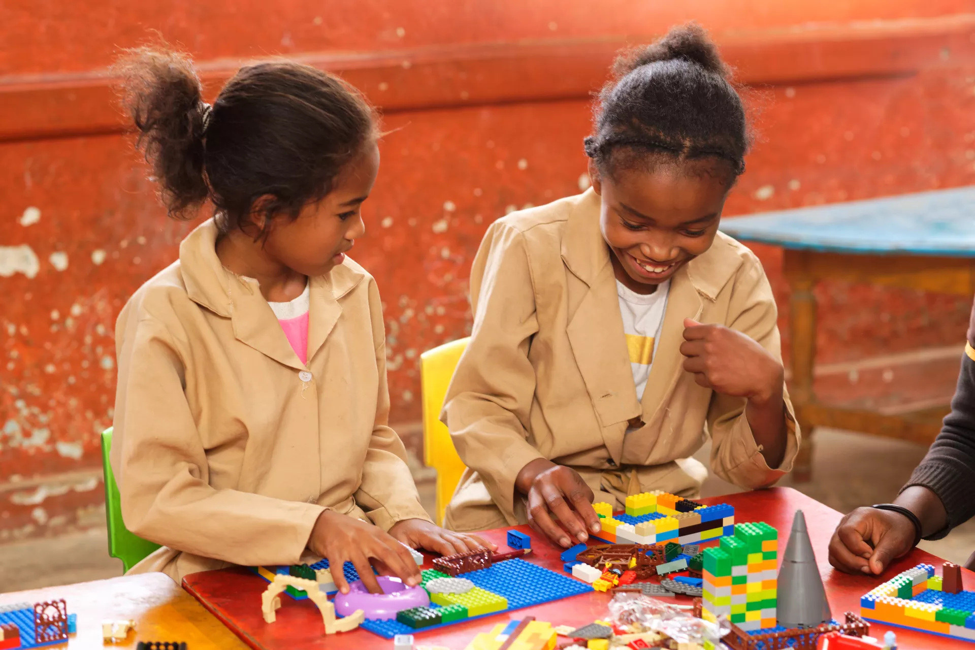 Deux &eacute;l&egrave;ves de l&rsquo;&eacute;cole primaire publique d&rsquo;Ampefiloha en train de cr&eacute;er leur avenir &agrave; travers le jeu de Lego pendant l&rsquo;atelier organis&eacute; par l&rsquo;UNICEF et ses partenaires au mois de d&eacute;cembre 2022. 