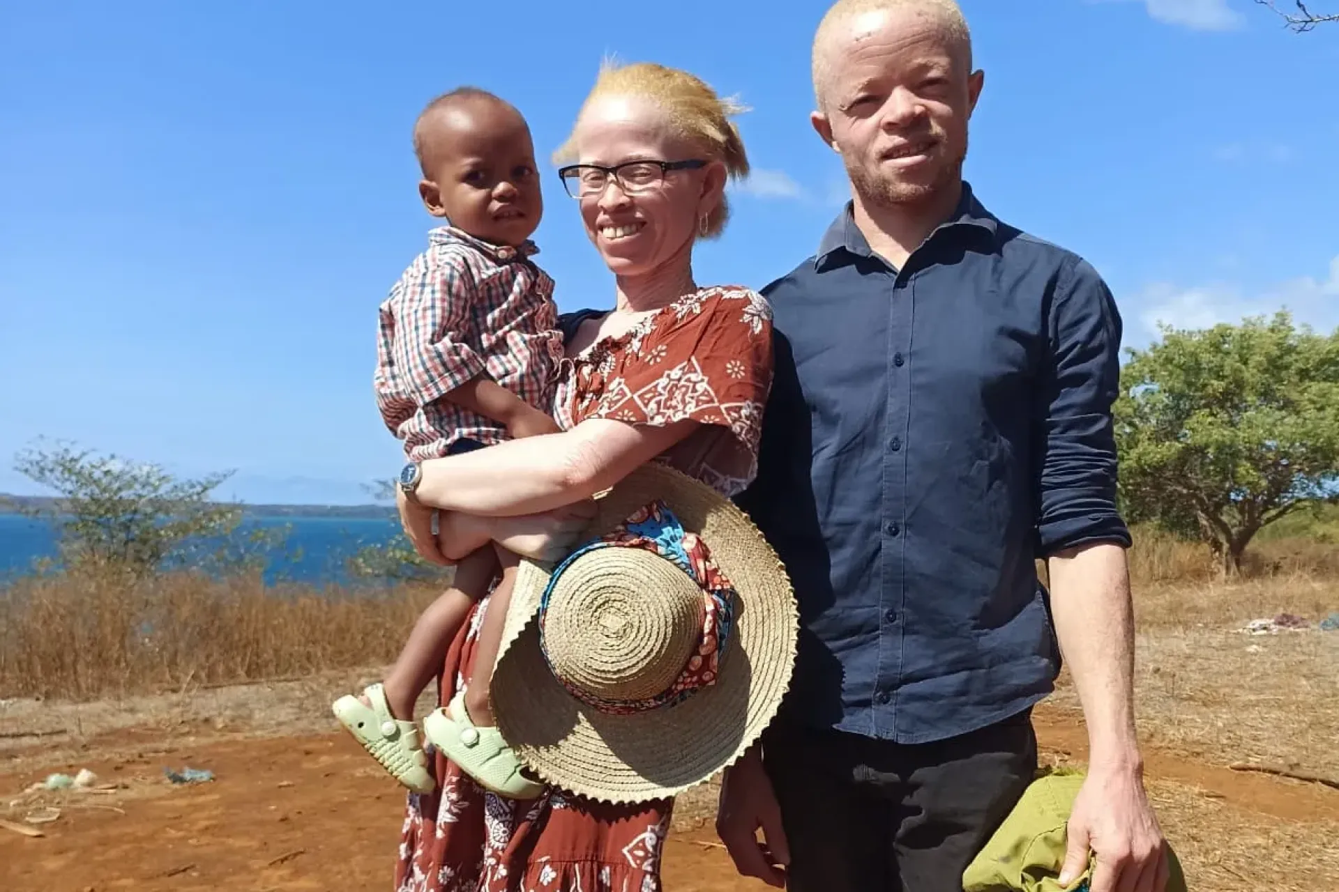 Charlotte avec son mari Jaonathan et leur fils Johan, une famille heureuse malgr&eacute; les diff&eacute;rences