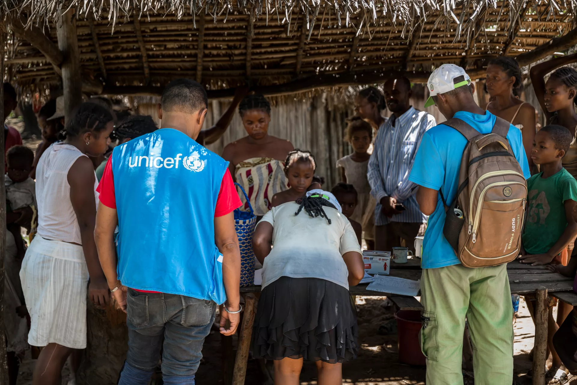 Les agents communautaires sont aussi accompagn&eacute;s des &eacute;quipes terrain de l&rsquo;UNICEF qui v&eacute;rifient le bon d&eacute;roulement de la campagne.