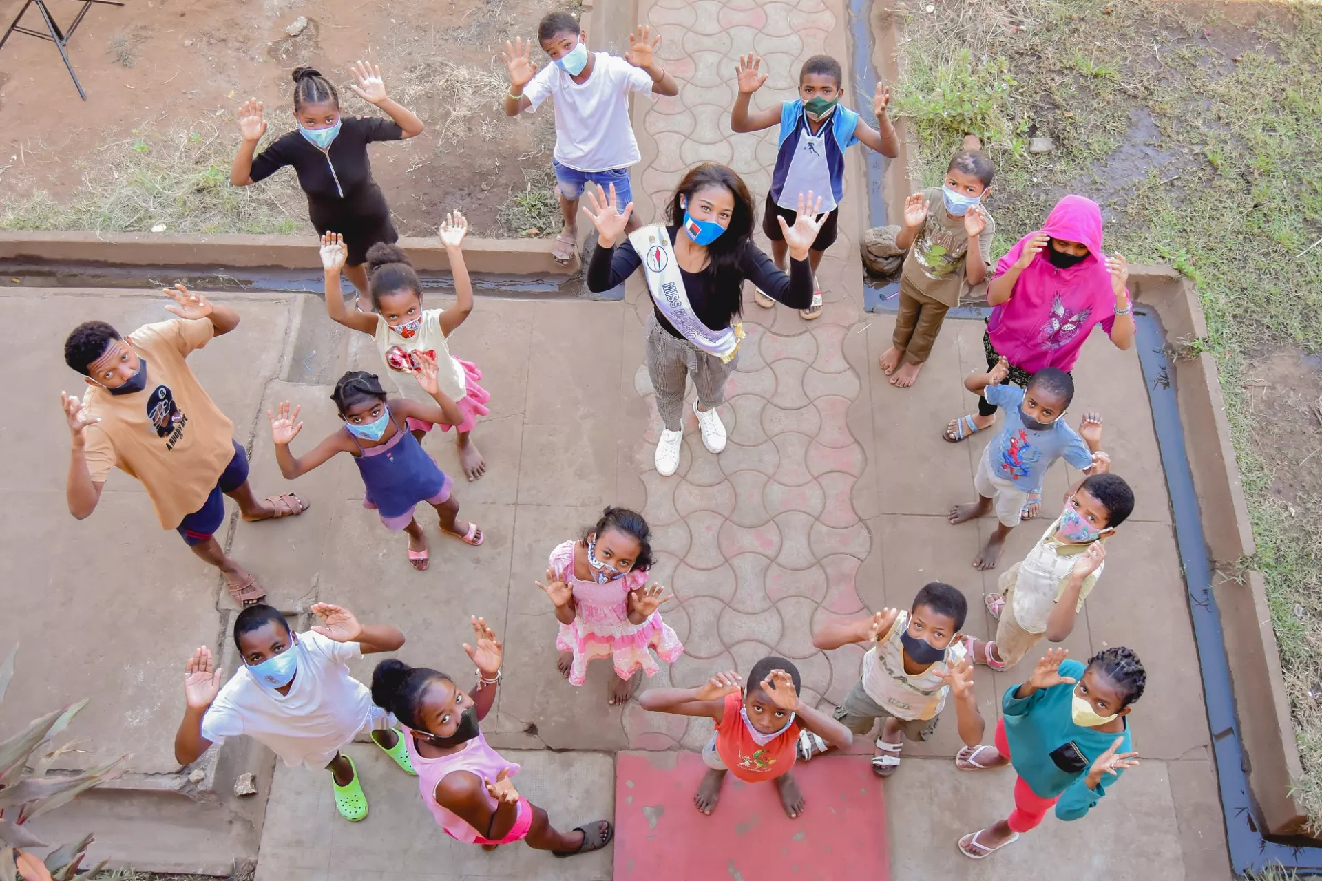 Miss Madagascar avec les enfants