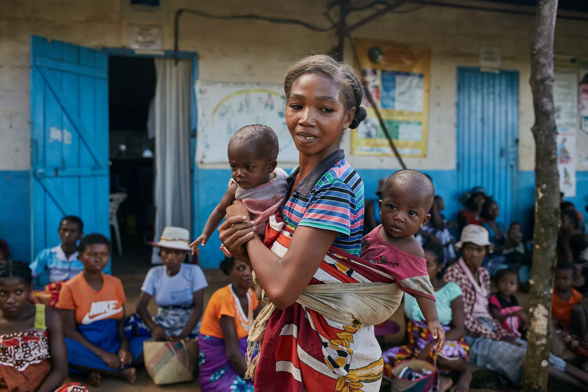 Soa, emmenant ses jumeaux (sept mois) atteints de malnutrition aig&uuml;e au centre de sant&eacute; d&rsquo;Anosy Tsararafa, dans le sud-est de Madagascar. 