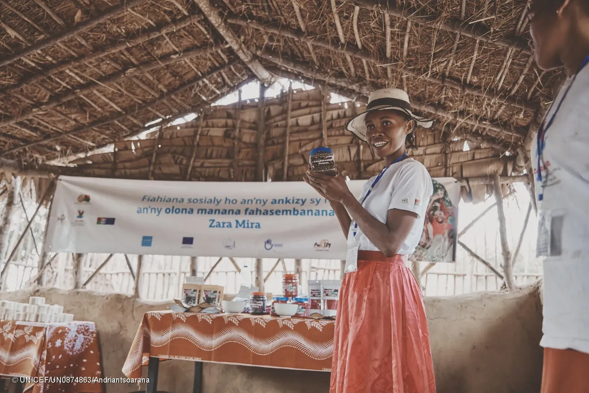 Kezia, Parent Leader et membre de la Coop&eacute;rative Mitsinjo, pr&eacute;sente un produit transform&eacute; &agrave; base de poivre rose lors d&rsquo;une session du Sehatra Mahasoa
