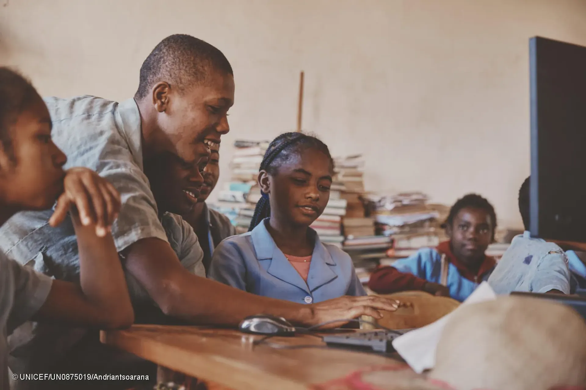 District de Vohipeno, sud-est de Madagascar - Des &eacute;l&egrave;ves du coll&egrave;ge naviguent en groupe dans la biblioth&egrave;que num&eacute;rique pour apprendre.