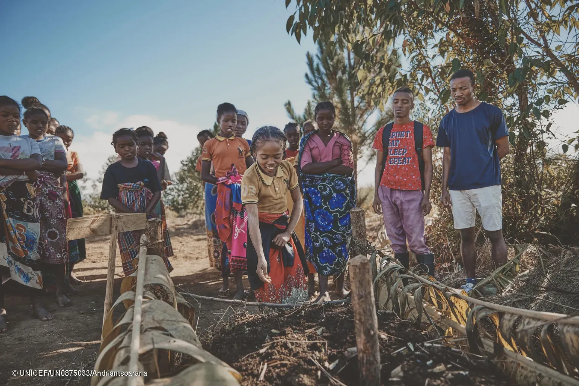 Isina, 12 ans, durant un atelier sur le compost. Au CFP de Vondrozo, la pratique r&eacute;p&eacute;t&eacute;e pr&eacute;pare les apprenantes &agrave; cultiver de mani&egrave;re autonome.