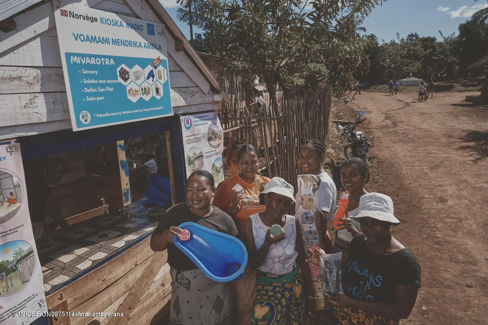 District de Manakara, sud-est de Madagascar - Des membres du groupe d&rsquo;&eacute;pargne communautaire Vaomami Mendrika se tiennent devant le point de vente de l&rsquo;association, pr&eacute;sentant les produits qu&rsquo;elles commercialisent.