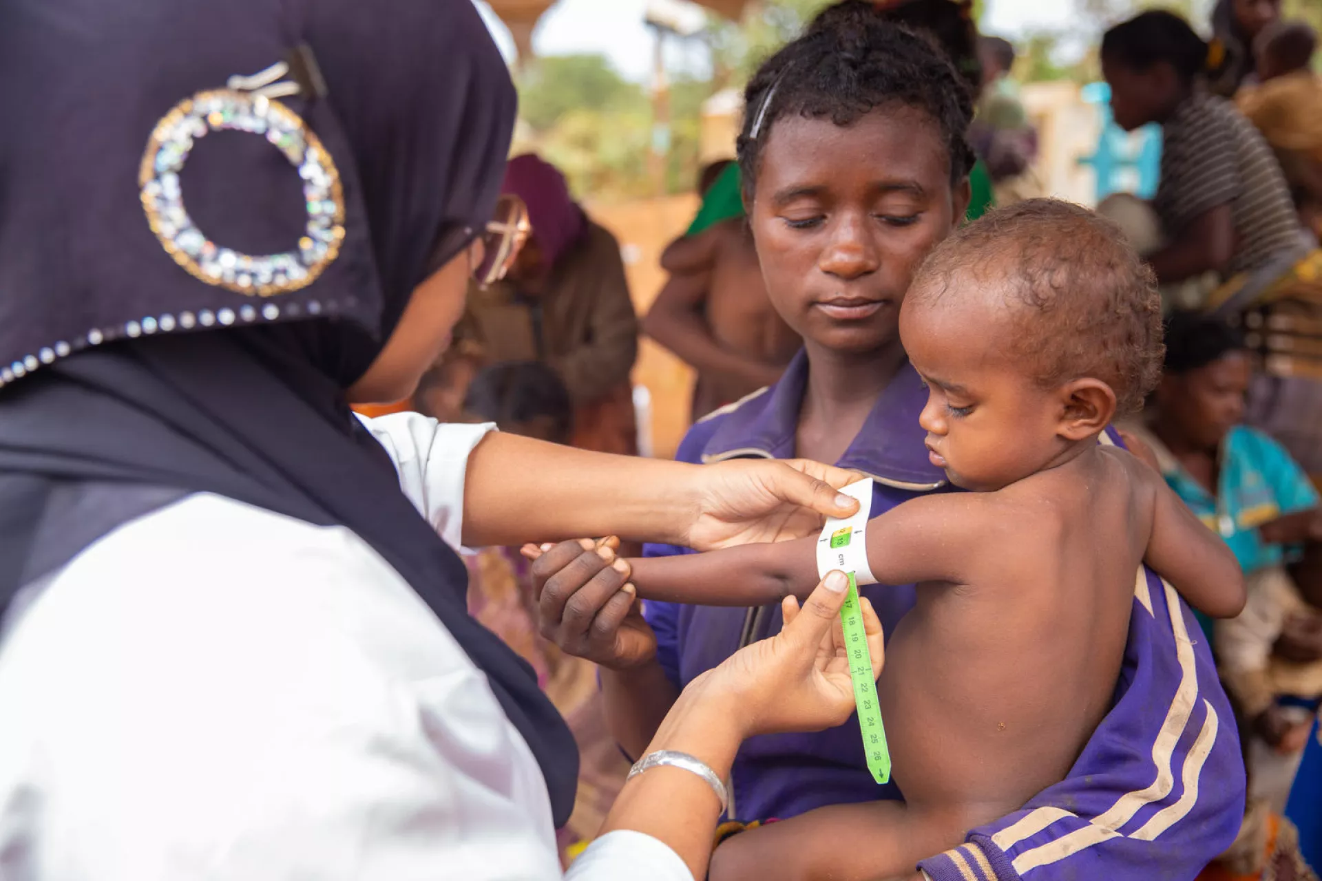 Sougra Banou Banou Myriam Issa, agent de santé, s'occupe d'un enfant atteint de malnutrition aiguë sévère au centre de santé Maroalipoty (sud de Madagascar)