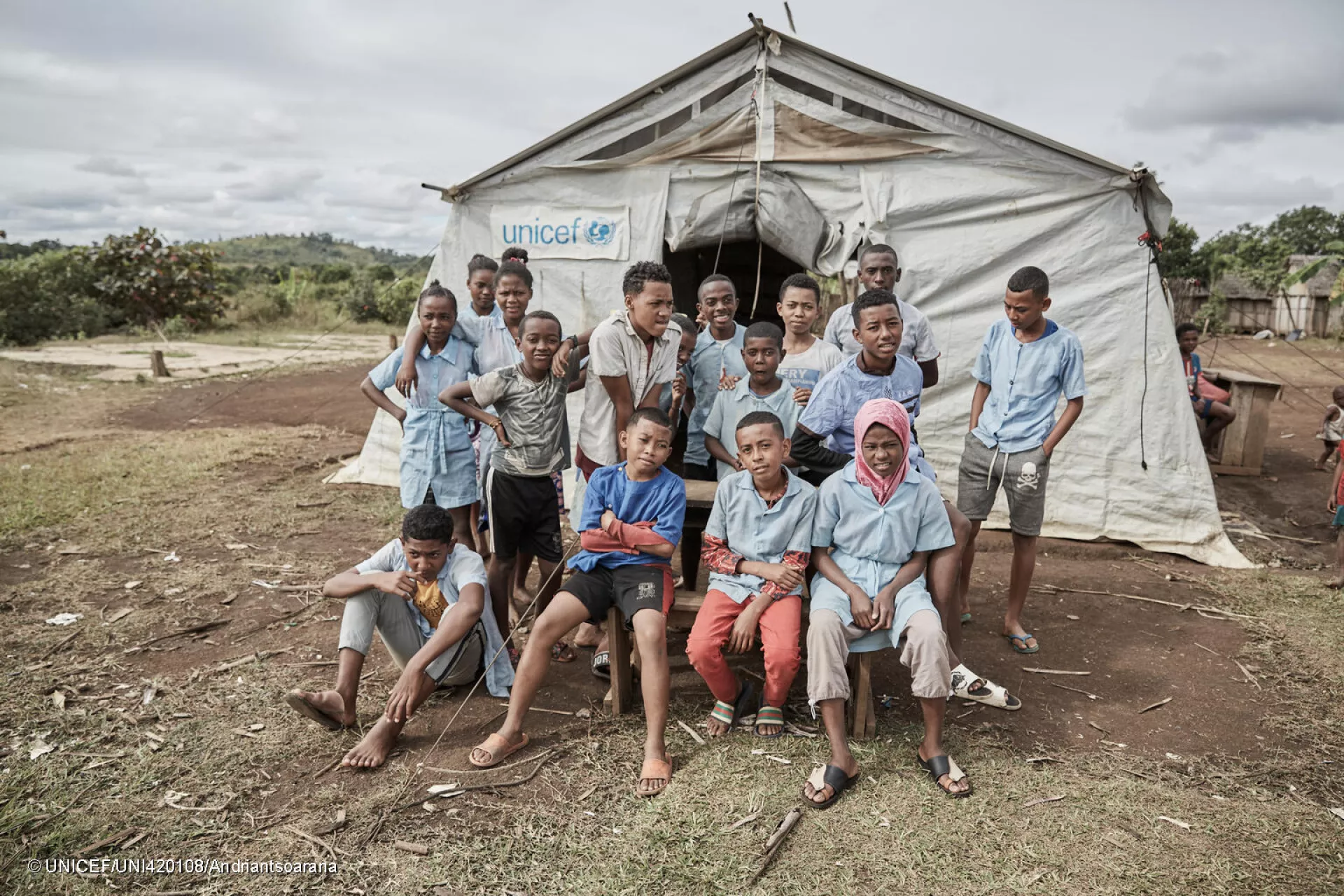 Des &eacute;l&egrave;ves posant devant leur salle de classe provisoire apr&egrave;s le cyclone Freddy 