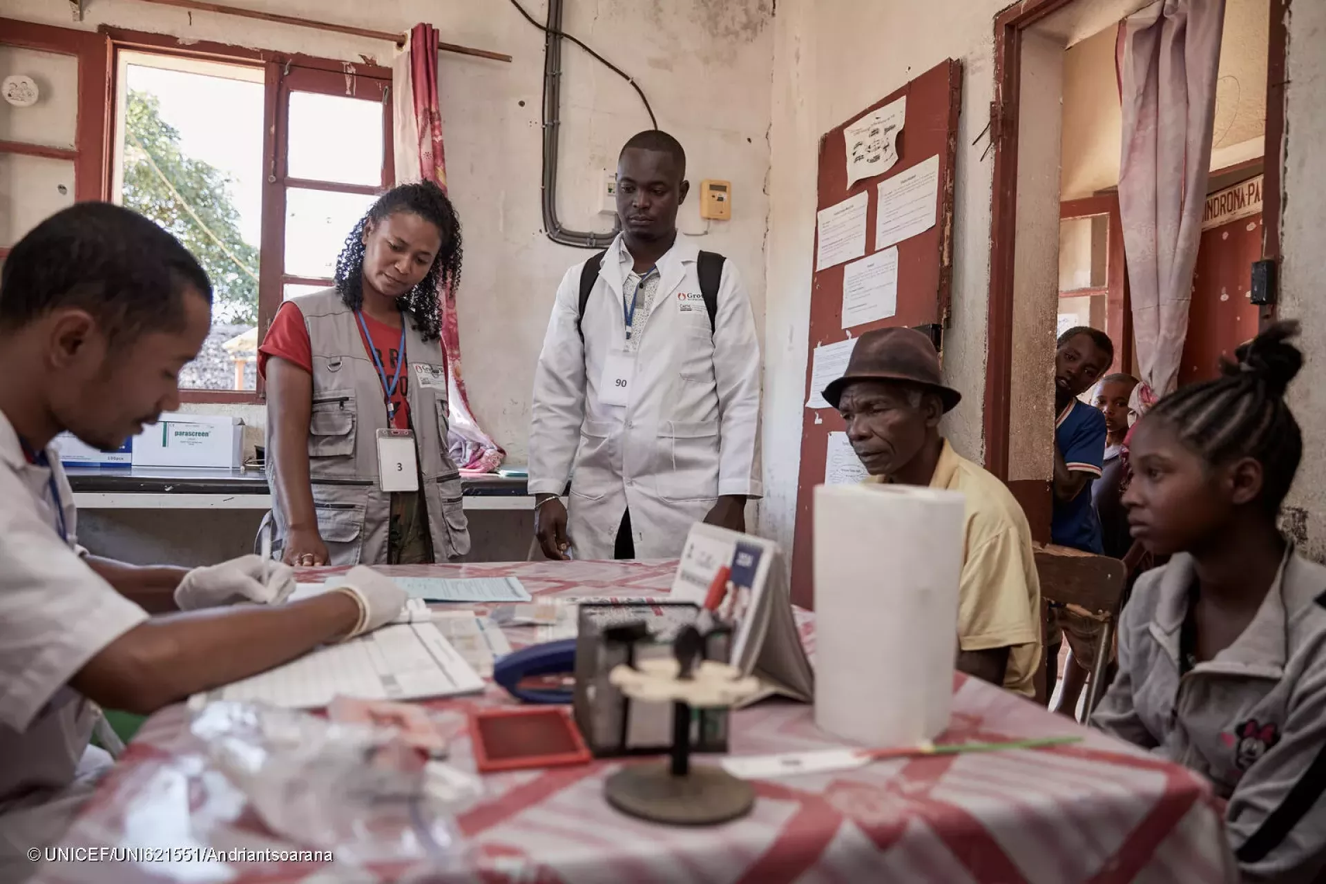 The chief doctor J&eacute;r&eacute;mie RAVELOMANANA receives Valison Tsaboto and his daughter Larissa to provide the treatments and advise them on how to use each medication.