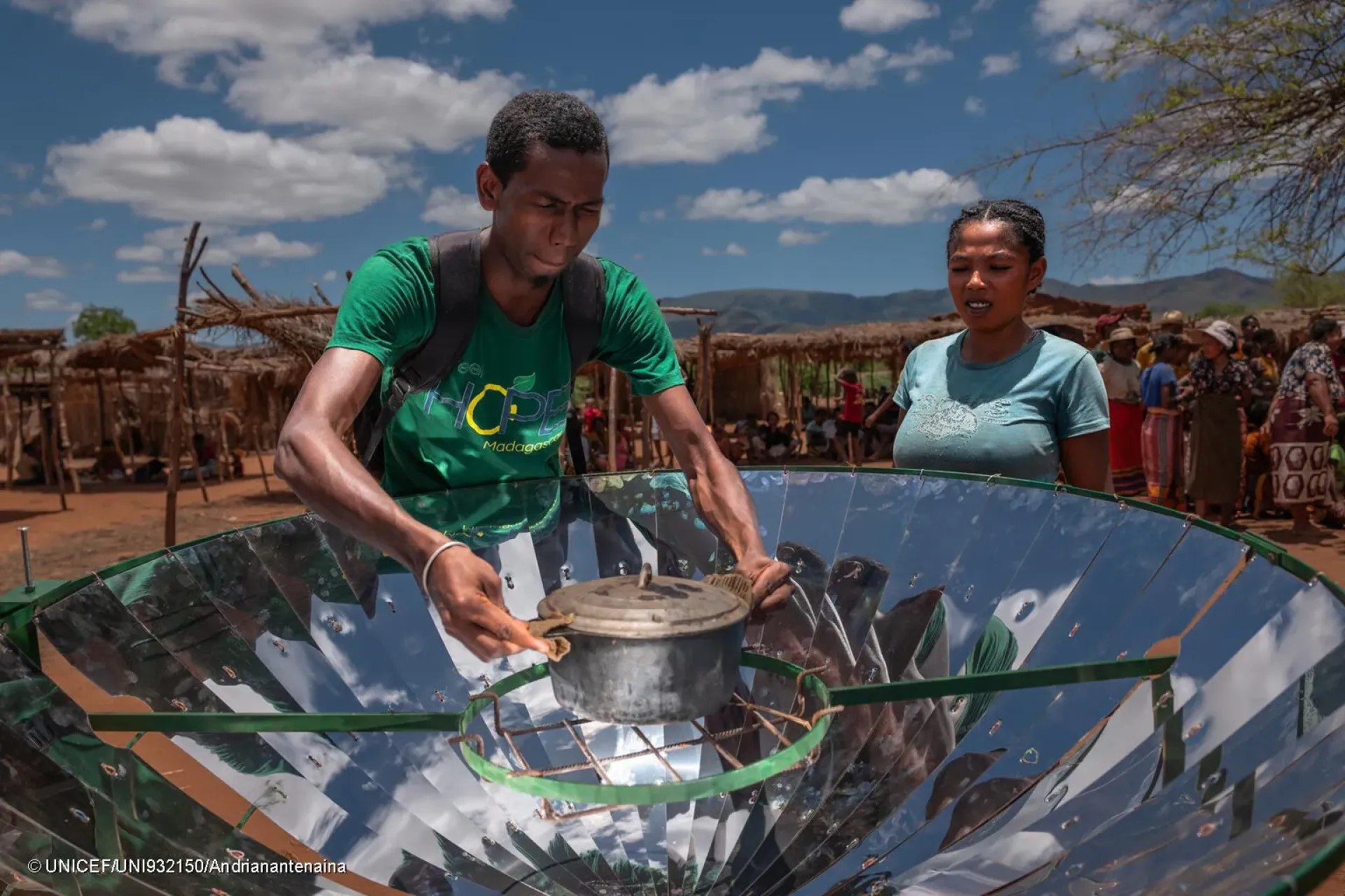 &Eacute;covillage d&rsquo;Ankilitelo &ndash; un agent partenaire de l&rsquo;UNICEF r&eacute;alise une d&eacute;monstration culinaire de l&eacute;gumes &agrave; l&rsquo;aide d&rsquo;un foyer solaire am&eacute;lior&eacute;.