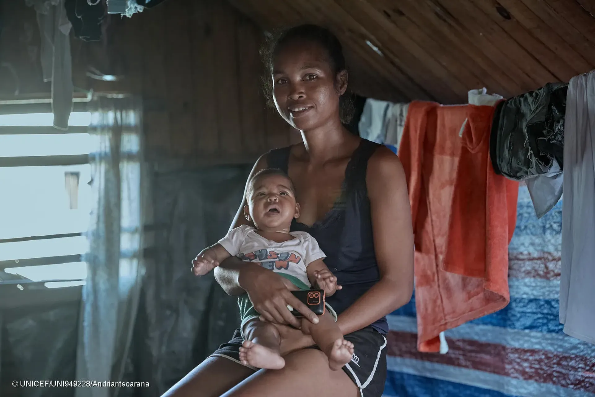 Portrait photo de Chantale et de son fils, Fiarena, quatre mois. 