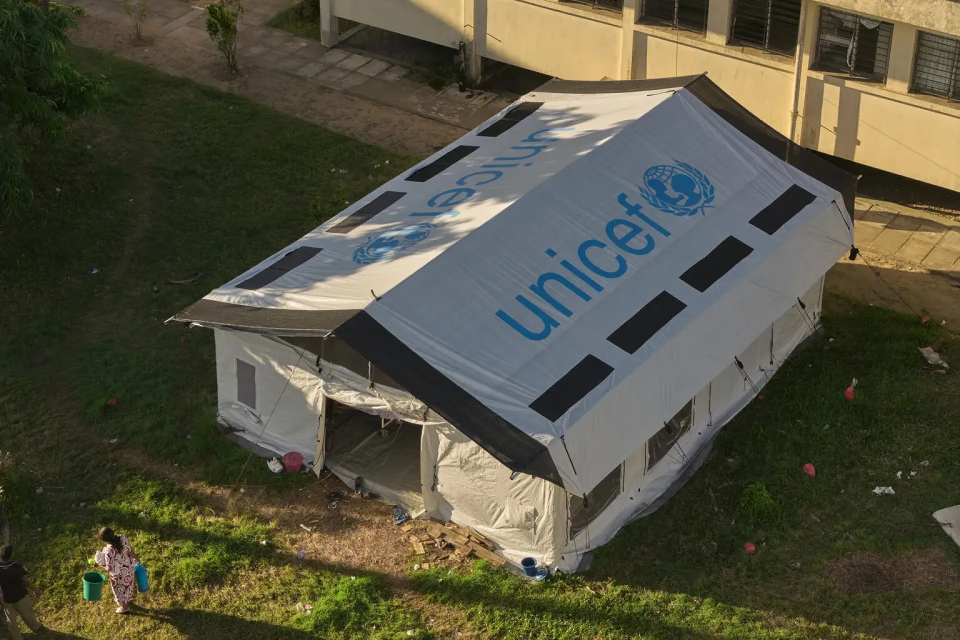 Une tente install&eacute;e avec l&rsquo;appui de l&rsquo;UNICEF accueille des patients, dont des femmes apr&egrave;s l&rsquo;accouchement.