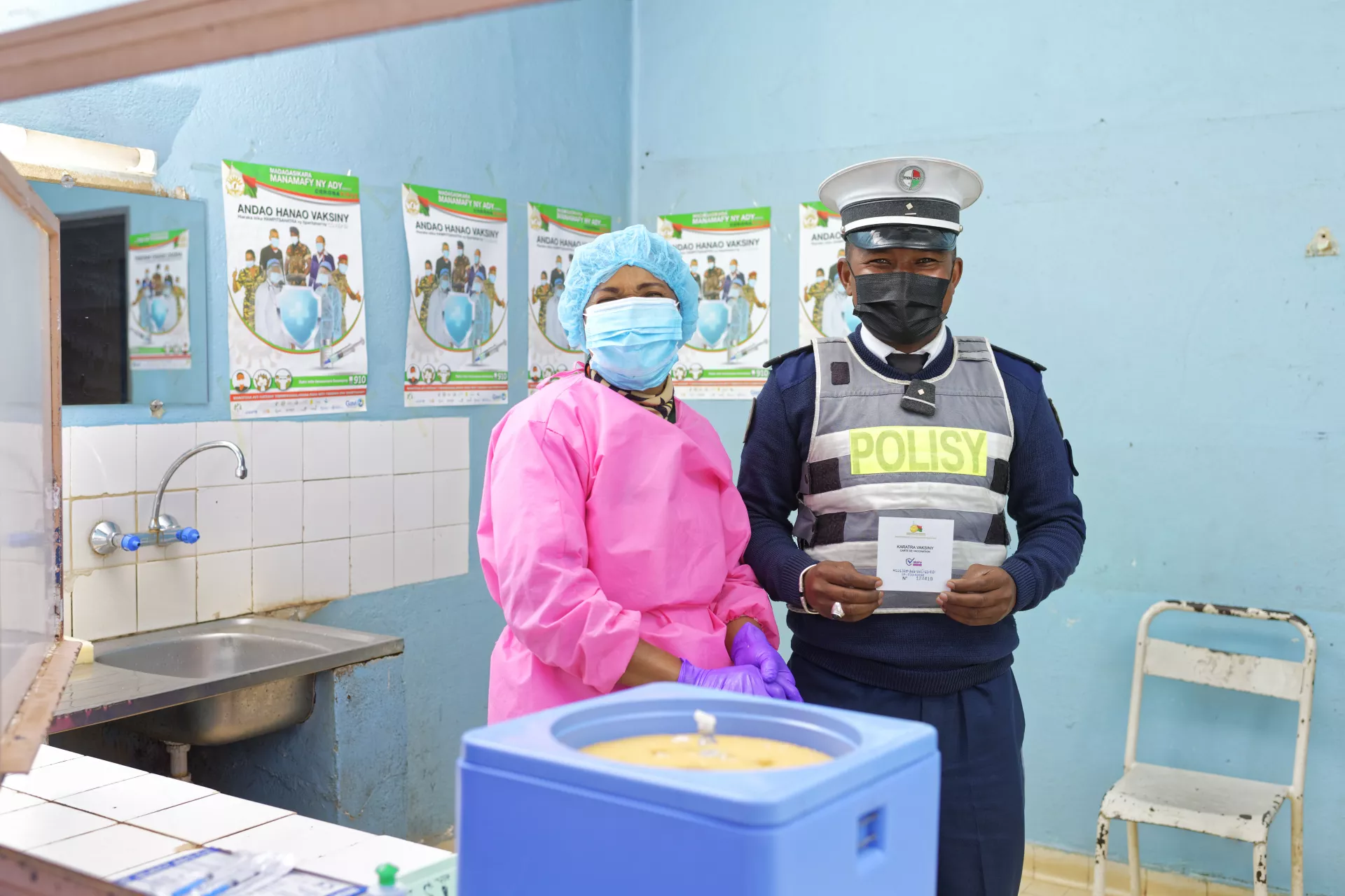 L'inpscteur Ratsikitsiky montrant son carnet de vaccination