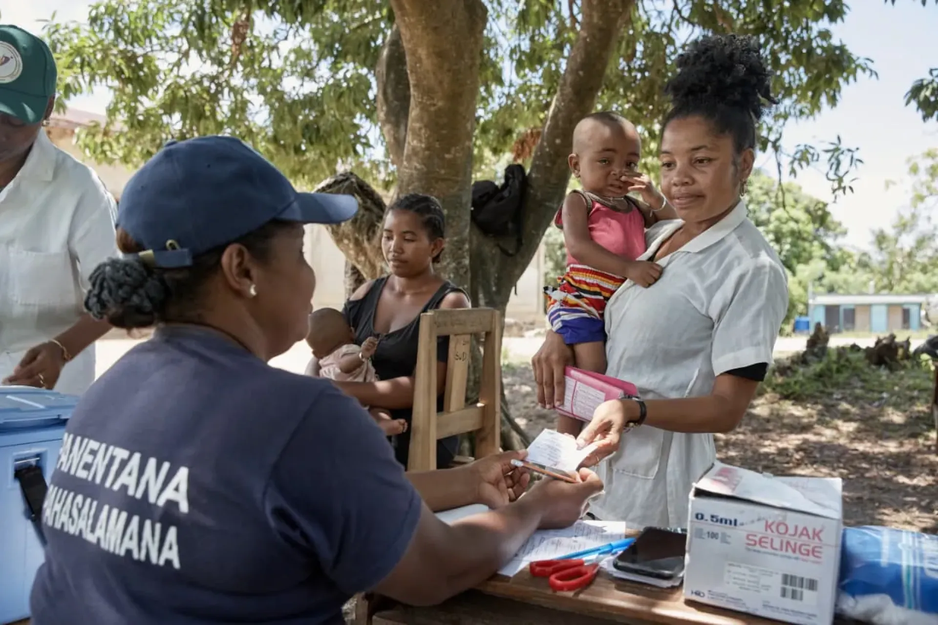Zafrine recevant la carte de vaccination distribu&eacute;e durant la campagne de riposte contre la rougeole &agrave; Mahambo. 
