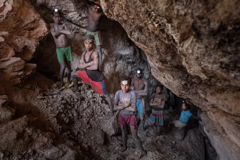 Enfants travaillant dans les mines de Mica