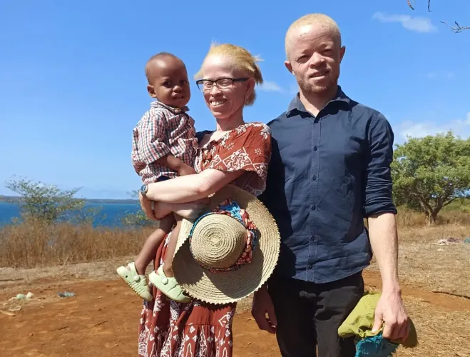 Charlotte avec son mari Jaonathan et leur fils Johan, une famille heureuse malgr&eacute; les diff&eacute;rences