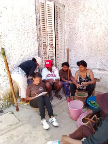 Diniho Paulette prend le temps d&rsquo;expliquer, de rassurer et de r&eacute;pondre aux inqui&eacute;tudes des parents en poursuivant son travail de recensement des enfants de moins de 5 ans.