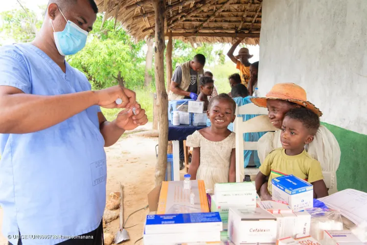 Avril 2026 &ndash; Commune d&rsquo;Ambarinanahary, dans une zone recul&eacute;e du nord-ouest de Madagascar : l&rsquo;agent de sant&eacute; re&ccedil;oit Pascaline et deux de ses sept petits-enfants qu&rsquo;elle a emmen&eacute;s ce jour-l&agrave;.