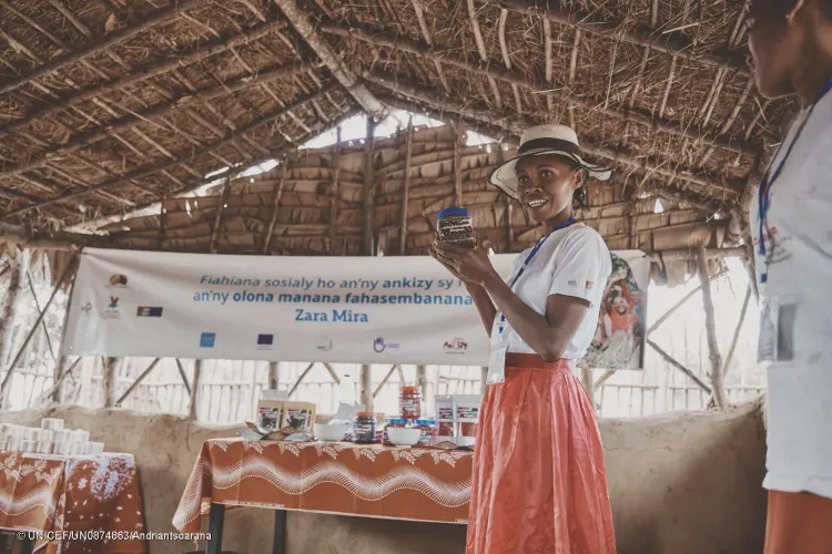 Kezia, Parent Leader et membre de la Coop&eacute;rative Mitsinjo, pr&eacute;sente un produit transform&eacute; &agrave; base de poivre rose lors d&rsquo;une session du Sehatra Mahasoa