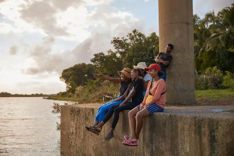 District de Vohipeno &ndash; Les jeunes volontaires partagent un bon moment sous le pont de la Matitanana.
