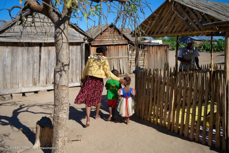 Nasolo Miza, 32 ans, maman de Rodrigue, 4 ans, et Tsodranoe, 2 ans, am&egrave;ne r&eacute;guli&egrave;rement ses enfants &agrave; l'Espace Mandady, am&eacute;nag&eacute; &agrave; quelques pas de chez elle. 
