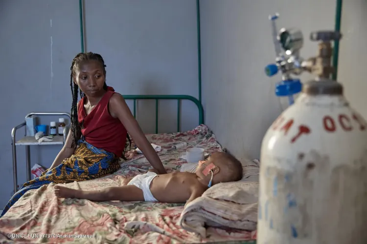 Jocil&egrave;ne regarde Elio, allong&eacute; sur son lit d&rsquo;h&ocirc;pital, aliment&eacute; &agrave; l&rsquo;aide d&rsquo;une sonde gastrique.